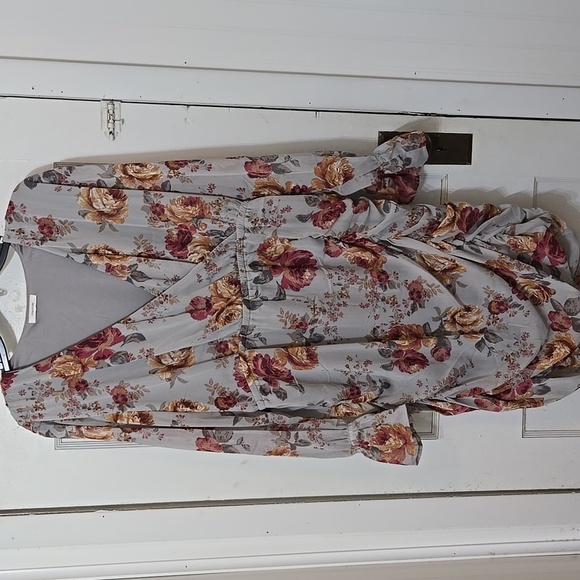 MAURICES WOMENS 2X LINED FLORAL FLIRTY RUCHED  GRAY CRANBERRY FEMININE DRESS - Picture 2 of 8